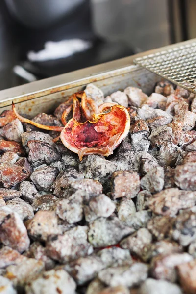 sıcak kömürlerin üzerinde ızgara kalamar