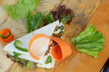 ton balıklı sandviç salata sebze ile.