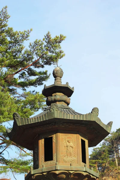 Velké staré antické Lucerna zaúčtovat seoraksan korea. — Stock fotografie