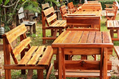 parkta bankta sandalye