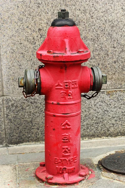 Red Fire Hydrant en el suelo —  Fotos de Stock