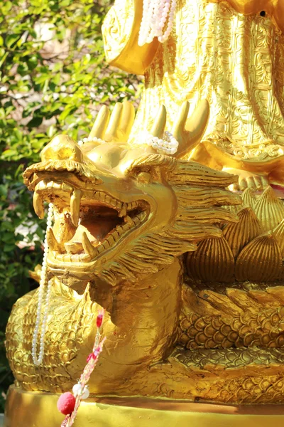 Goldene Drachenskulptur in einem Tempel. — Stockfoto