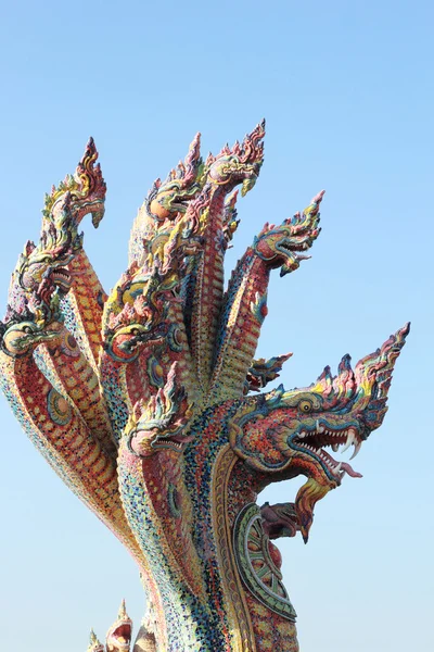 Thaise draak, koning van naga standbeeld in tempel thailand. — Stockfoto