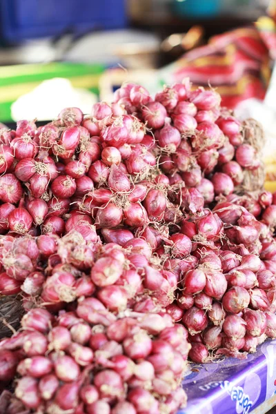 Šalotka - Asie červené cibule na trhu — Stock fotografie