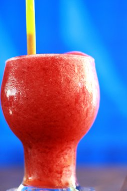 sağlıklı meyve suları ile çilek güler yüzlü