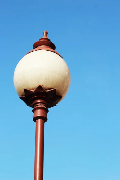 Hohe Lampe mit blauem Himmel. — Stockfoto