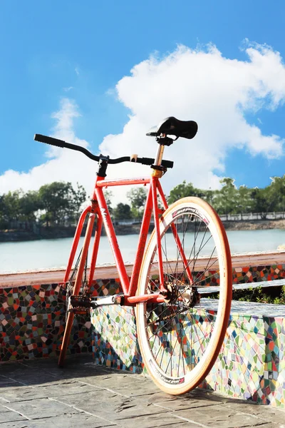 Bicicleta velha estacionada ao lado da piscina . — Fotografia de Stock