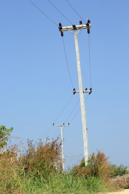 doğa manzara ışık direkleri olan yol için.