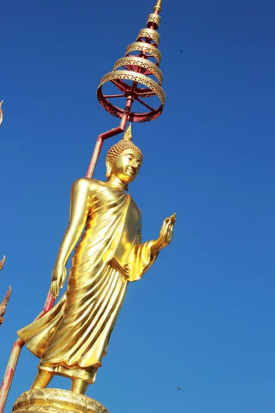 Boeddha beeld in de houding van het lopen - tempel thailand. — Stockfoto