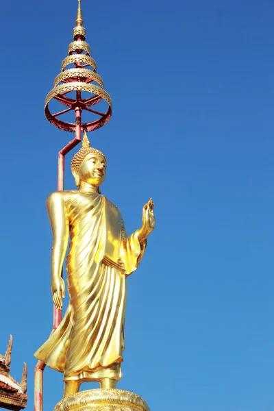 Boeddha beeld in de houding van het lopen - tempel thailand. — Stockfoto