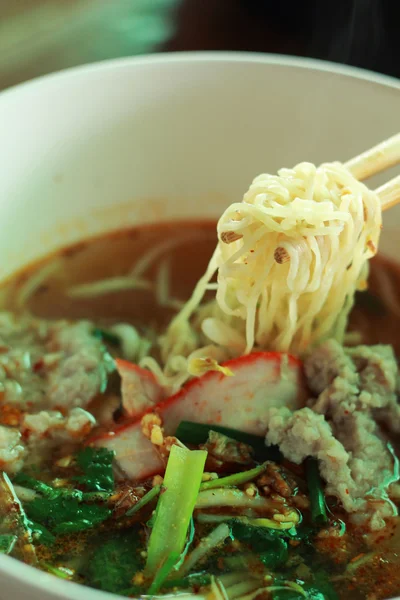 アジア風スープに豚肉麺 — ストック写真