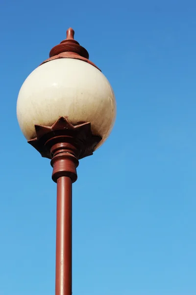 青い空で高いランプ. — ストック写真