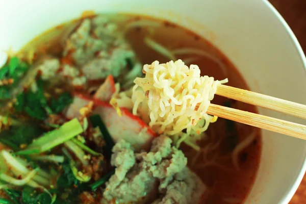 アジア風スープに豚肉麺 — ストック写真