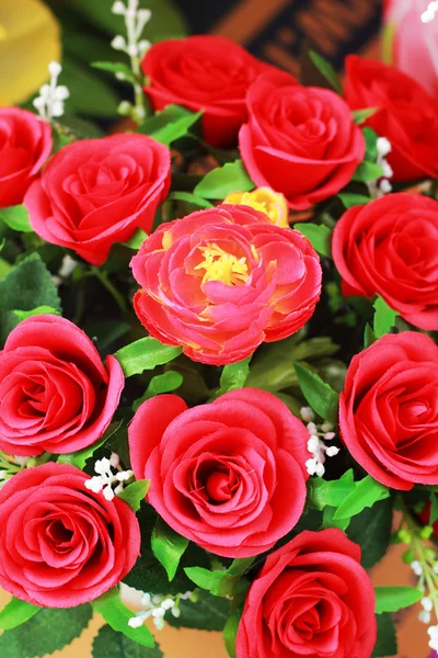 Красивая роза искусственных цветов — стоковое фото