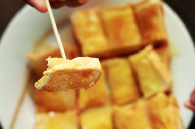 çocuklar ekmek, tereyağı ve süt bir tabak yemek.