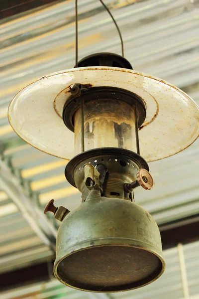 Rusty vecchia lampada a sospensione cherosene . — Foto Stock