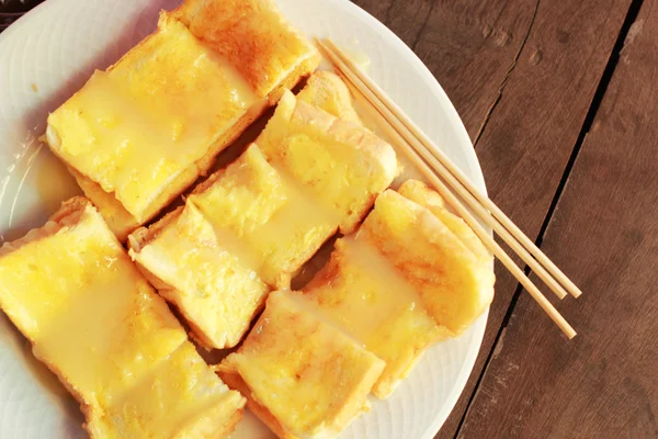 Roti, mentega, dan susu dalam piring — Stok Foto