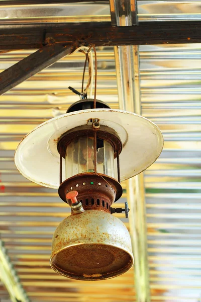 Ржавая старая керосиновая лампа висит . — стоковое фото