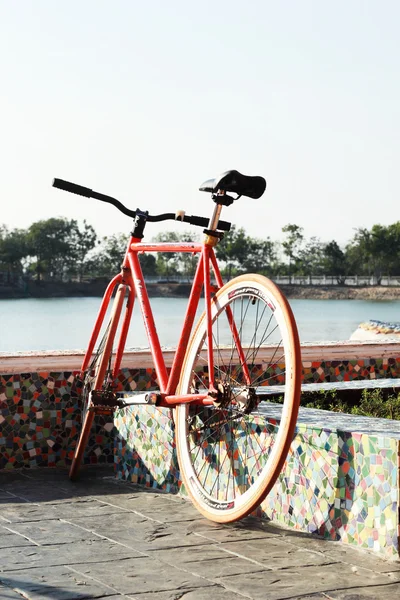 Bicicleta vieja aparcada junto a la piscina . — Foto de Stock