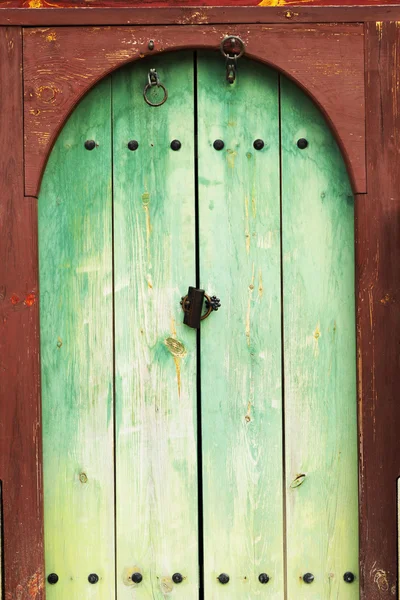 Старая дверь зеленая - винтажный стиль — стоковое фото