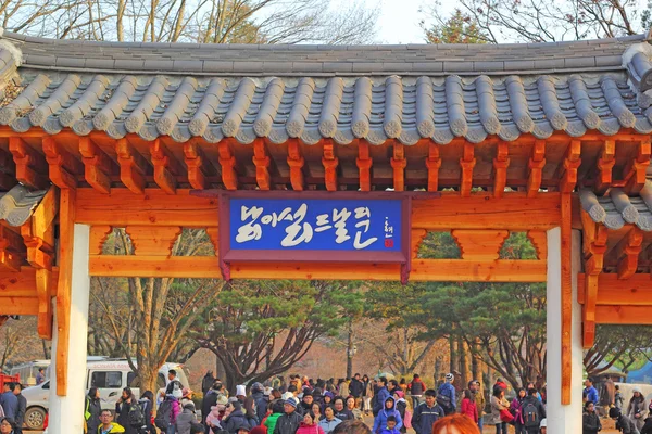 NAMISEOM - 26 DE NOVIEMBRE: Los turistas visitan la tradicional ciudad coreana — Foto de Stock