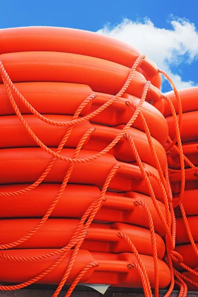 Складной оранжевый спасательный круговой буй, спасательный корабль морской пехоты — стоковое фото