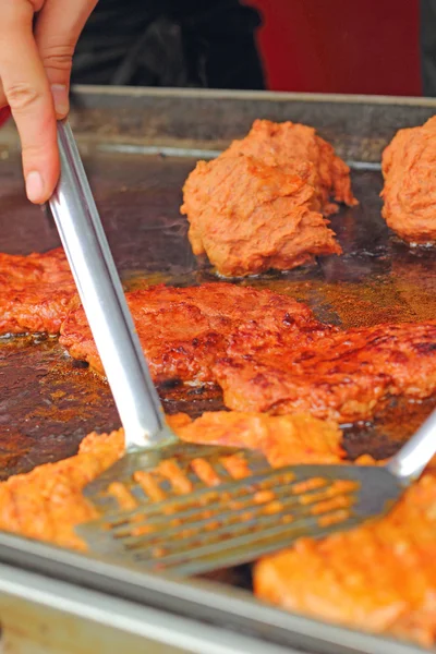 Smažený steak na horkou pánev na trh. — Stock fotografie