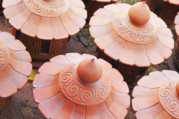 Louça de terra cerâmica marrom lindamente decorado — Fotografia de Stock