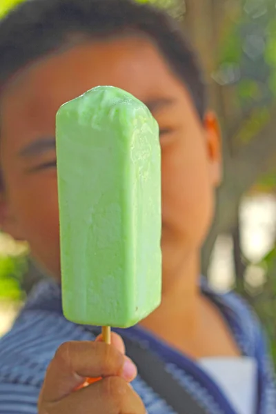 Barn äter ice cream traditionella thailand. — Stockfoto