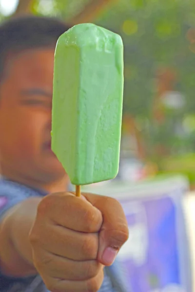 Barn äter ice cream traditionella thailand. — Stockfoto