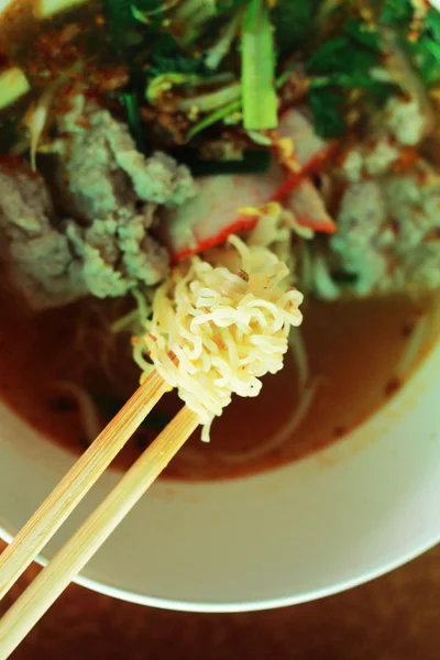 Varkensvlees noodles in soep Aziatische stijl — Stockfoto