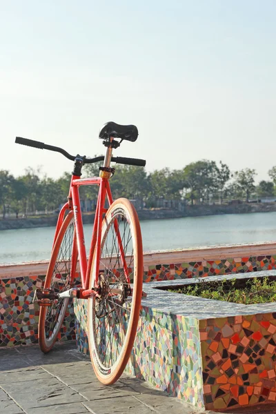 Old bicycle parked beside the pool. — Stock Photo, Image