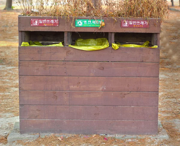 Bruin hout Prullenbak in Zuid-korea. — Stockfoto