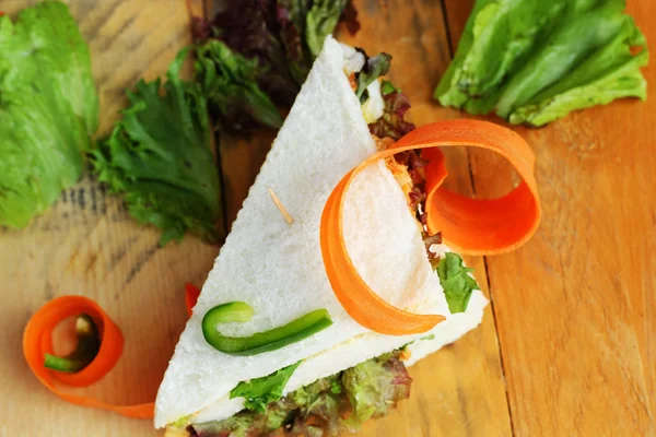 Tuňákový sendvič s saláty. — Stock fotografie