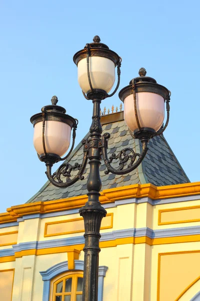 Lámpara alta con cielo azul . — Foto de Stock