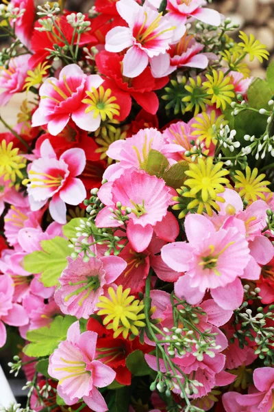 Close up van kunstmatige bloemboeket. — Stockfoto