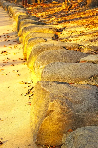 Gamla sten brun med gångväg. — Stockfoto