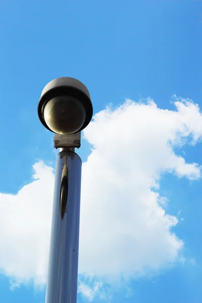 Высокая лампа с голубым небом . — стоковое фото