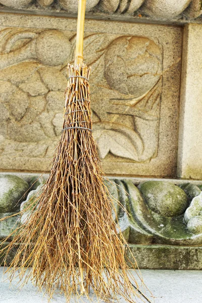 Broom and a pile of leaves — Stock Photo, Image