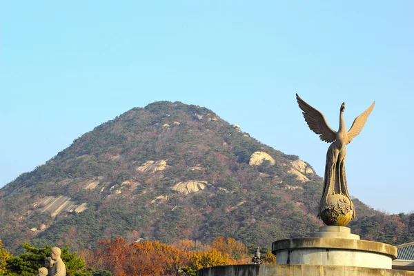 南朝鮮大統領宮殿、青の前での記念碑 — ストック写真