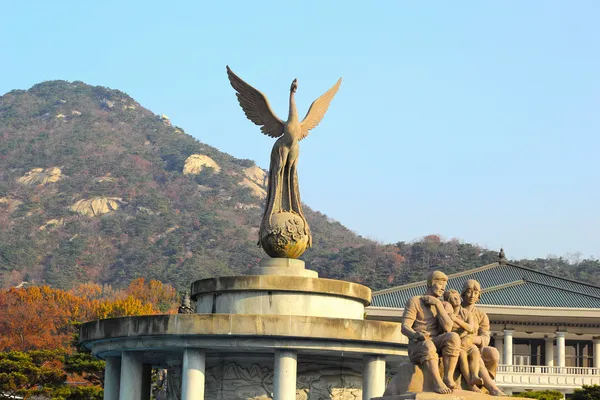 Monumento frente al palacio presidencial de Corea del Sur, el azul —  Fotos de Stock