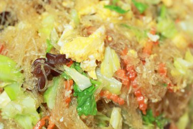 Kızarmış domuz sebzeli erişte