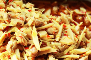 tavuk ve baharatlı madde ile kızarmış bambu çekimleri