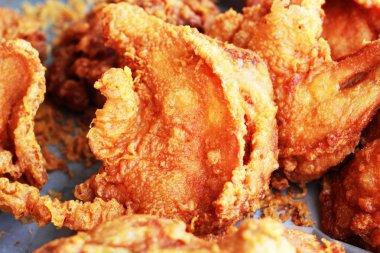 Kızarmış tavuğu yakın.