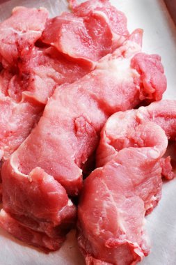 kesme tahtası üzerinde çiğ domuz eti