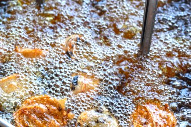 bir tavada yağ ile albino fry