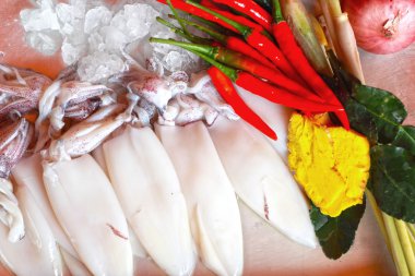 garnitür çorba ile taze kalamar.