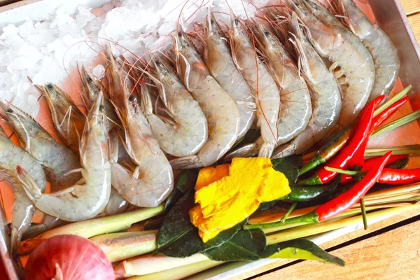 Camarones frescos con guarnición para sopa . —  Fotos de Stock