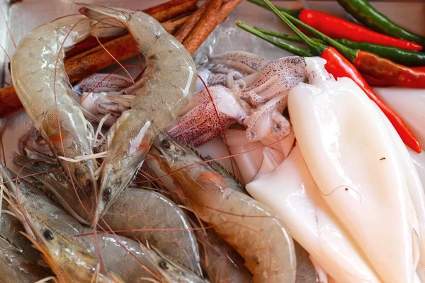 Čerstvé chobotnice a čerstvé krevety s zavářka do polévky. — Stock fotografie