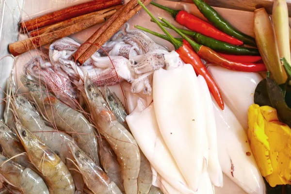 Cumi-cumi segar dan udang segar dengan hiasan untuk sup . — Stok Foto